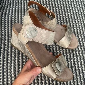 Taos carousel 2 gold sandal wedge heel women’s shoe size 9-9.5